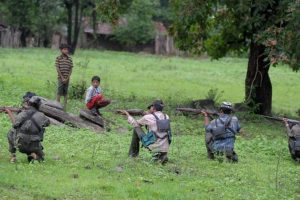 5 Naxals, 2 cops killed in gun-battle in Dantewada