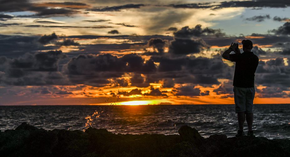 <span>A tourist takes photos at sunset in Cartagena, Colombia (Photo: Luis Acosta/AFP)</span> img