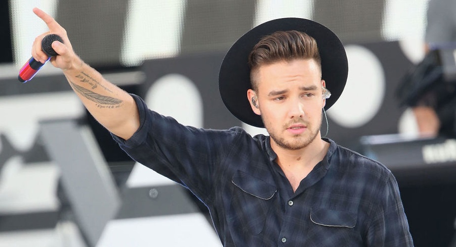 Liam Payne takes selfies with fans on street