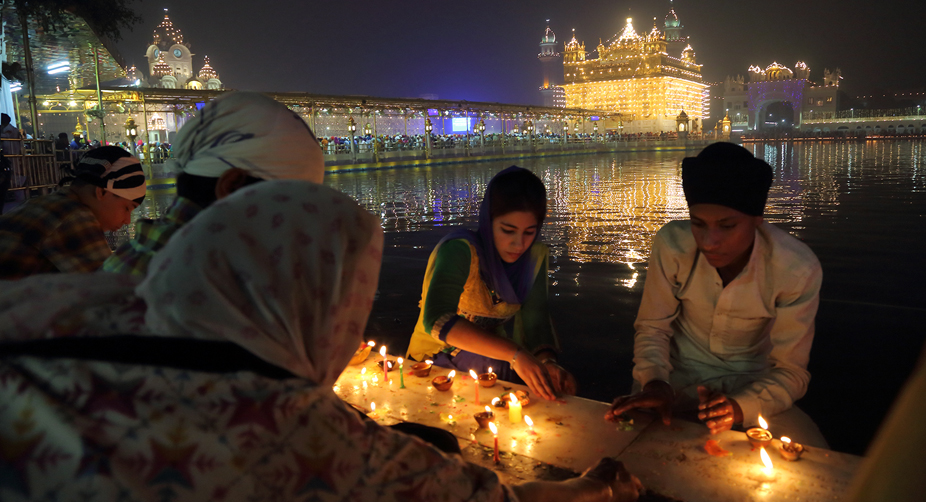 The Golden Temple looks stunning in the background (Photo: Varun Joshi/SNS) img