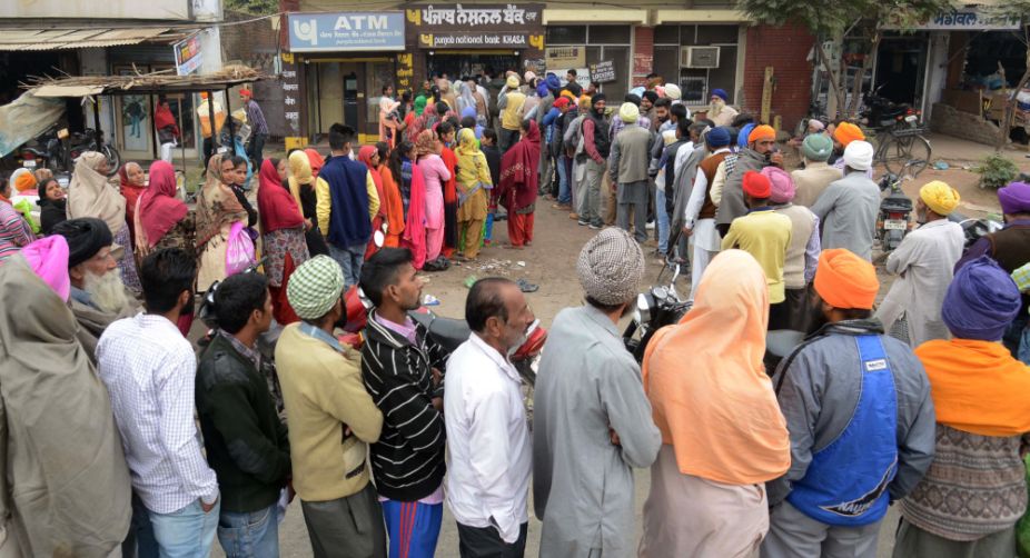 <span>Villagers queue up for their hard earned money at a Khasa village, some 20 kms from Amritsar (PHOTO: </span><span>NARINDER NANU / AFP)</span> img