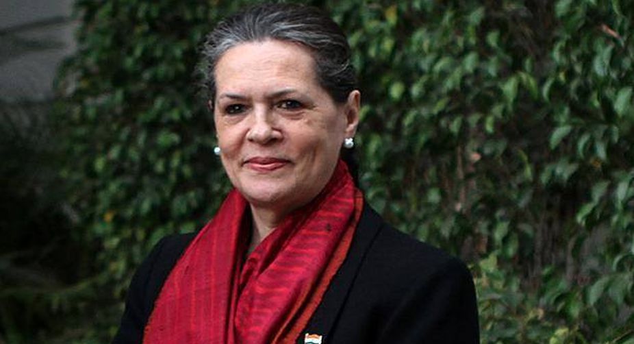 Sonia walks into private museum, leaves staff dumb-struck