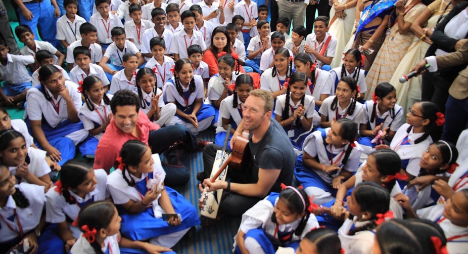 Chris Martin and Sachin Tendulkar played cricket with local school kids (PHOTO: Twitter) img