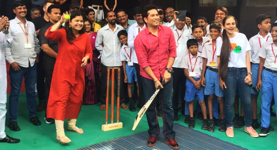 Sachin geared up to bat while State Minister Poonam Mahajan held the ball in her hand (PHOTO: Twitter) img