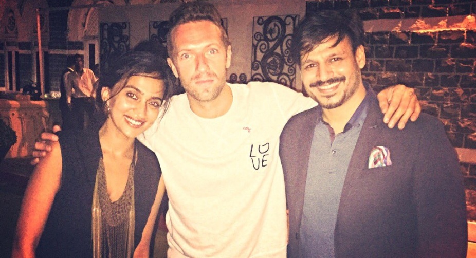 Vivek Oberoi and his wife Priyanka posed for a click with the singer (PHOTO: Twitter) img
