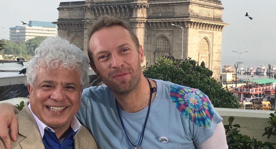 After a fun conversation, Suhel Seth posed for the shutters with Martin (PHOTO: Twitter) img