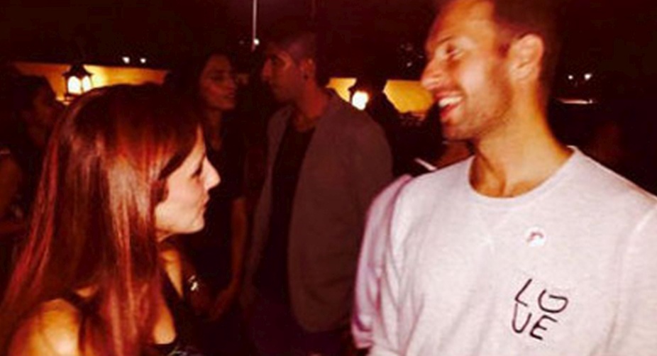 Sussanne Khan was also captured talking to the singer-songwriter (PHOTO: Twitter) img