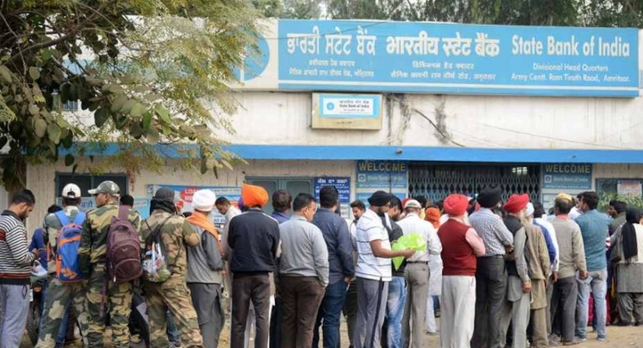 Civilians assisting cops in managing queues at banks, ATM