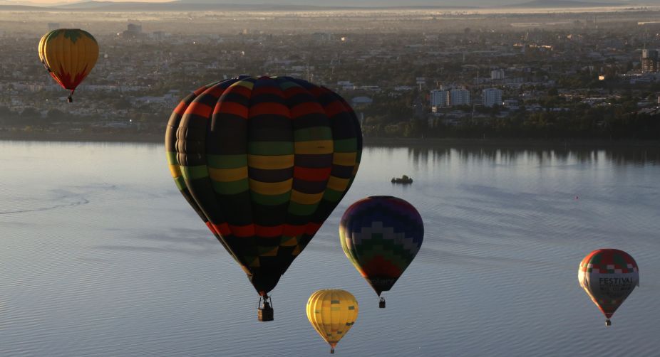 Hot air balloons fly during the XV International Balloon Festival at the Metropolitan Park in Leon, Guanajuato state, Mexico (Photo: STR/AFP) img