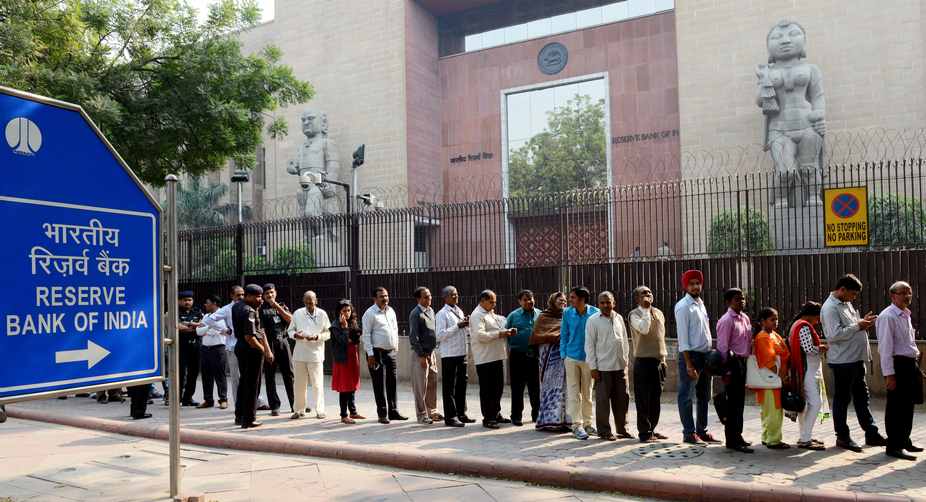 Ineligible people queuing up at RBI to deposit old notes: Government
