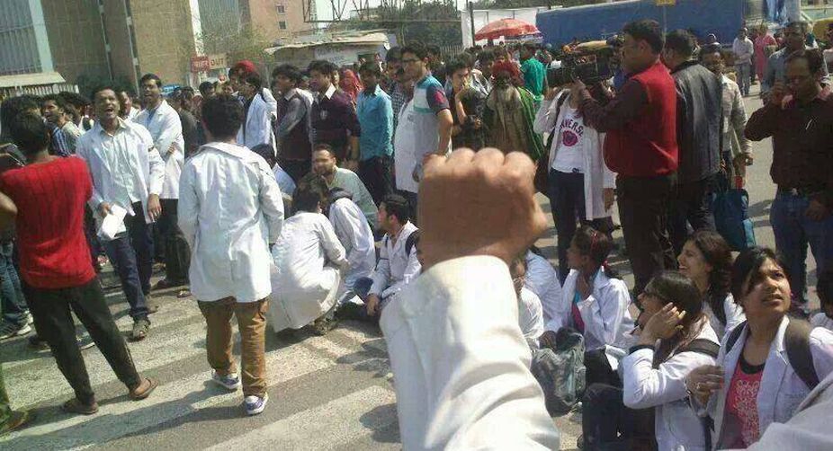 Safdarjung resident doctors continue strike