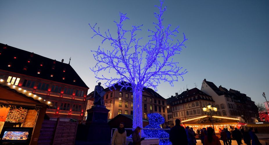 People visit the traditional Christmas market, in Strasbourg, eastern France (Photo: Patrick Hertzog/AFP) img