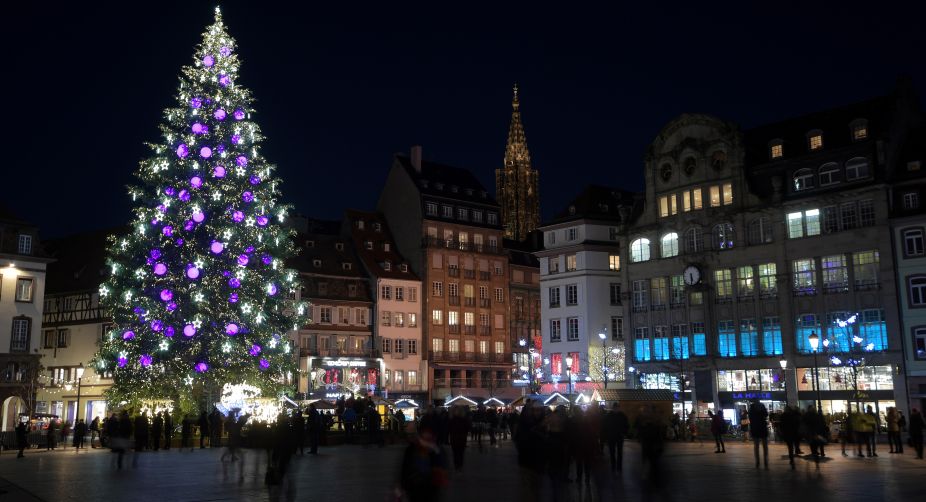 People walk near the Christmas tree during the traditional Christmas market, in Strasbourg (Photo: Patrick Hertzog/AFP) img
