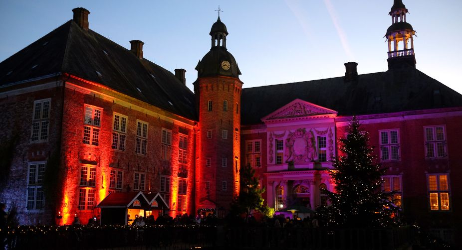 Picture shows the illumination at the annual Christmas Market at the castle of Goedens in Sande, nothern Germany (Photo: Patrik Stollarz/AFP) img