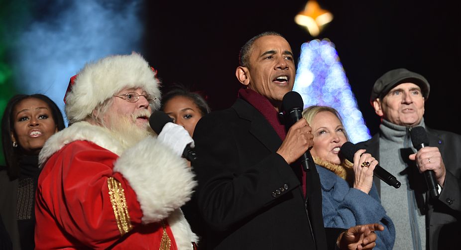 The President singing with Santa Claus at the ceremony (Photo: AFP) img