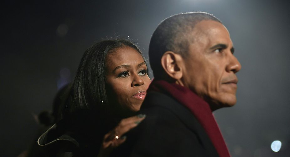 Barack Obama (R) and wife Michelle Obama (L) attending the last National Christmas tree lighting ceremony as the US President and First Lady (Photo: AFP) img
