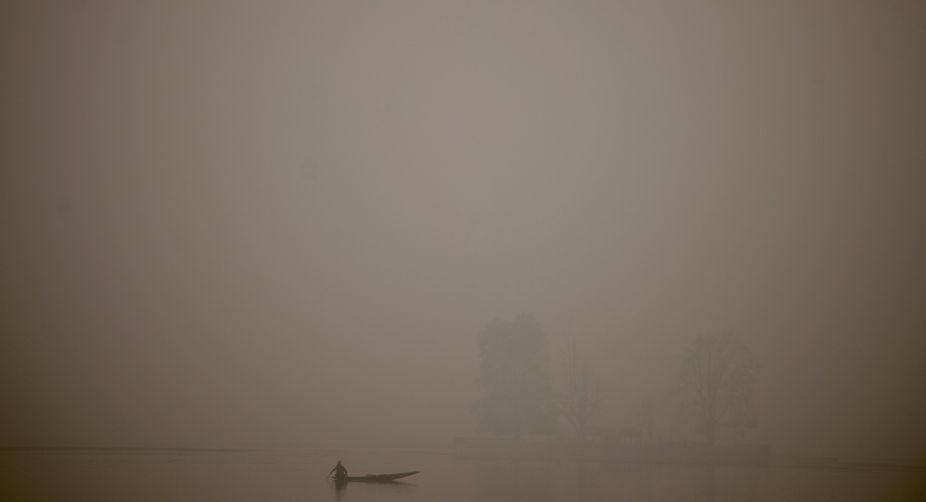A Kashmiri fisherman rows his boat on Dal Lake at sunset on a cold, winter's day in Srinagar (Photo: Tauseef Mustafa/AFP) img