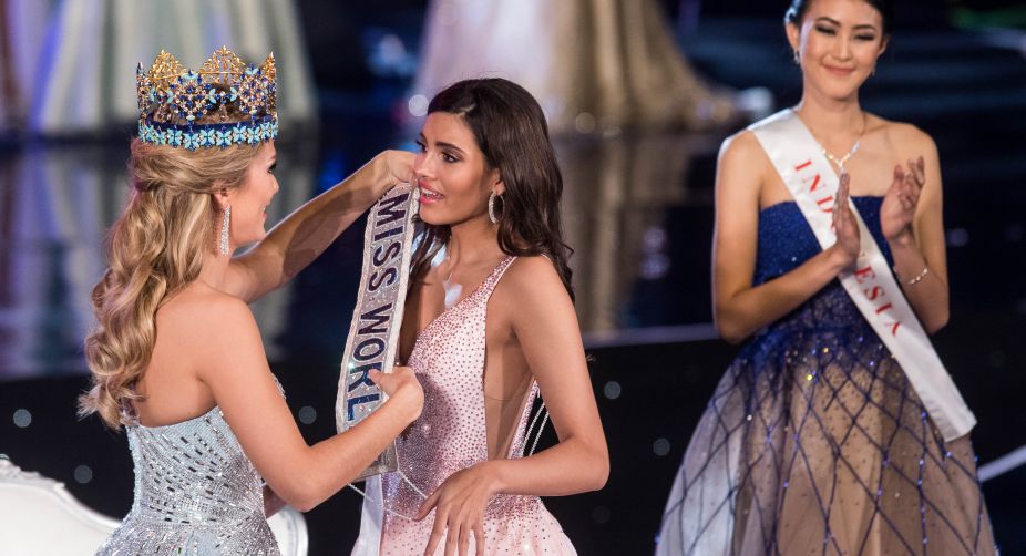 Miss World 2015 Mireia Lalaguna Royo of Spain felicitating Miss Puerto Rico Stephanie Del Valle, after she won the Miss World 2016 pageant (Photo:Zach Gibson/AFP) img
