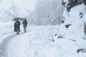 Srinagar records season’s first snowfall