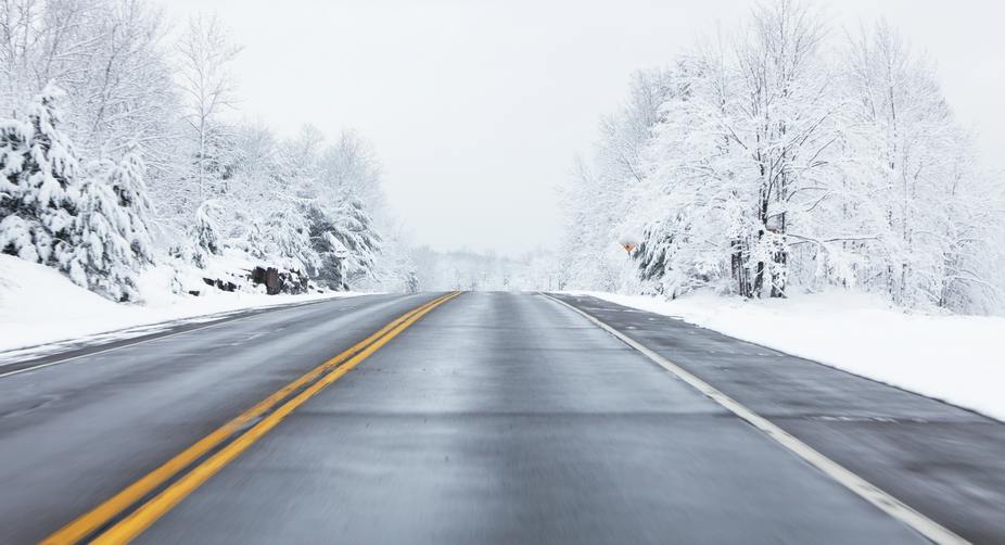 Heavy snowfall closes Jammu-Srinagar highway