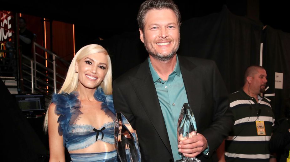 Gwen Stefani surprises crowd at Blake Shelton concert
