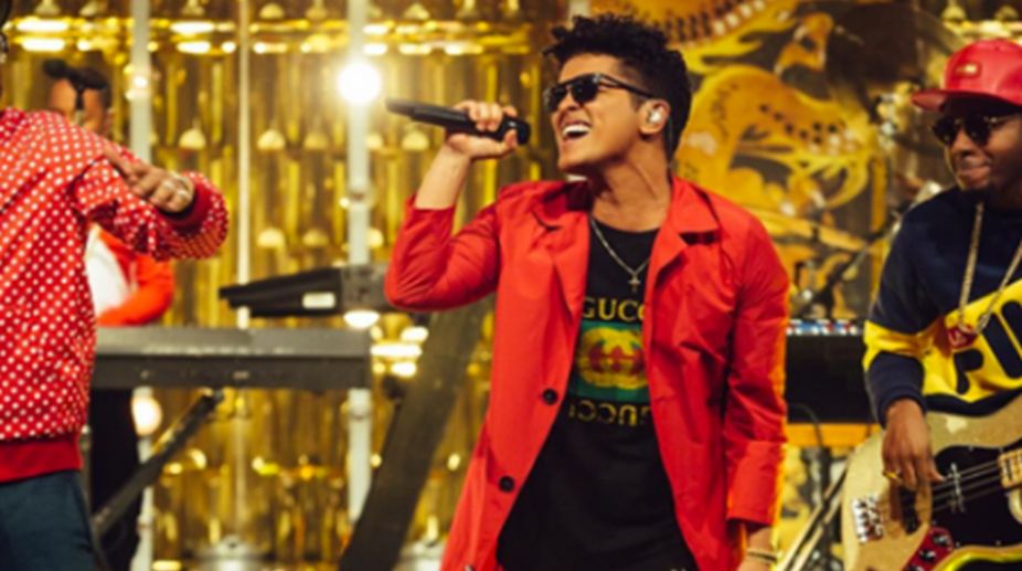 Bruno Mars surprises Michelle Obama with gift