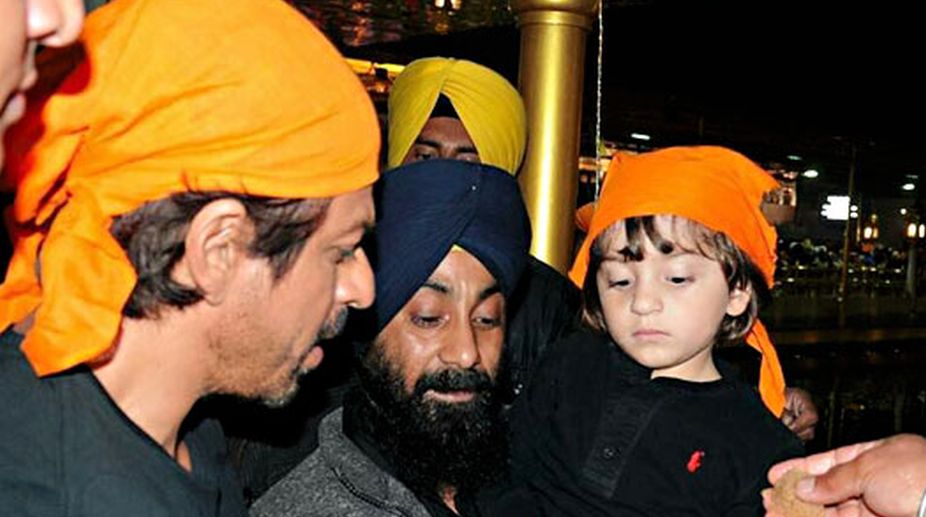 SRK visits Golden Temple with Sidhwani, son AbRam 