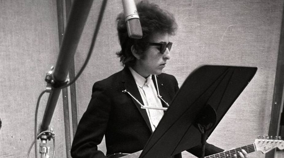 Bob Dylan announces new 3-disc collection of standards