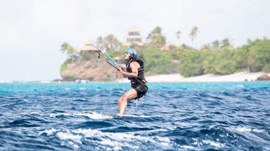 Obama kite-surfs with billionaire Richard Branson
