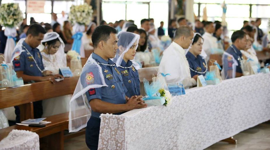 Philippines policemen tie the knot on Valentine’s Day