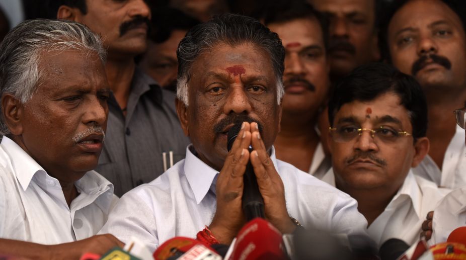 Tamil Nadu ministers discuss patch-up with Panneerselvam faction