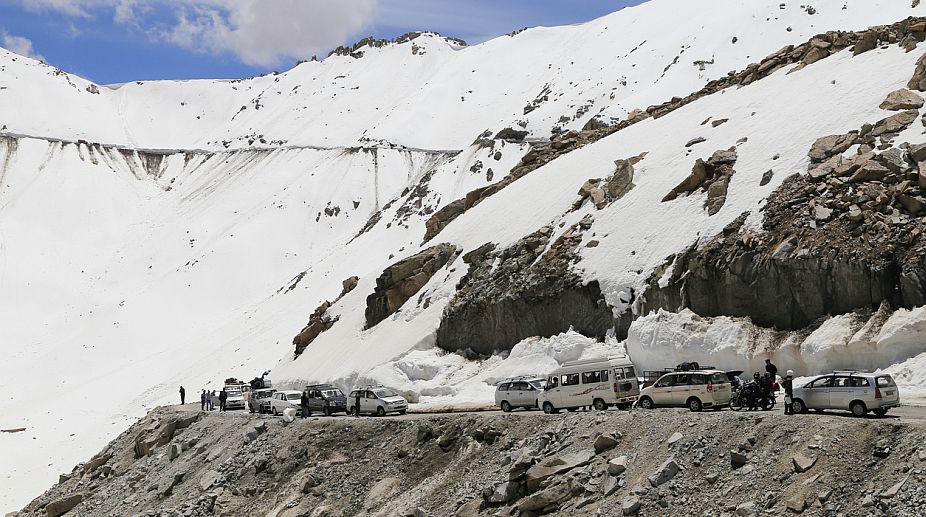 Landslides close Jammu-Srinagar highway