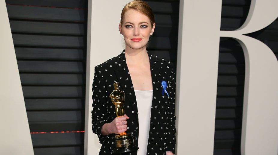 Oscar awardee Emma Stone appears in a simple yet stylish outfit at the post-Oscars party (Photo: AFP) img