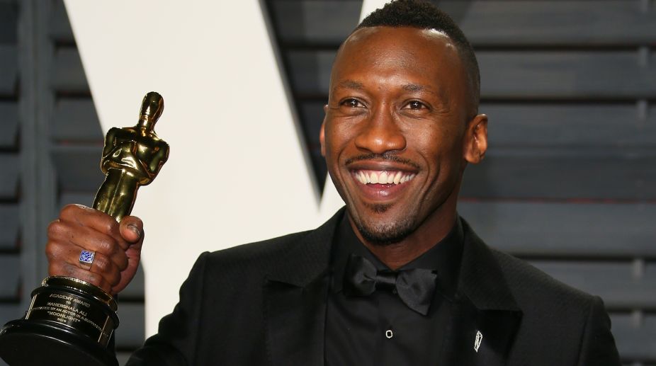 Best Supporting Actor Mahershala Ali in a chirpy mood as he poses with his Oscar (Photo: AFP) img