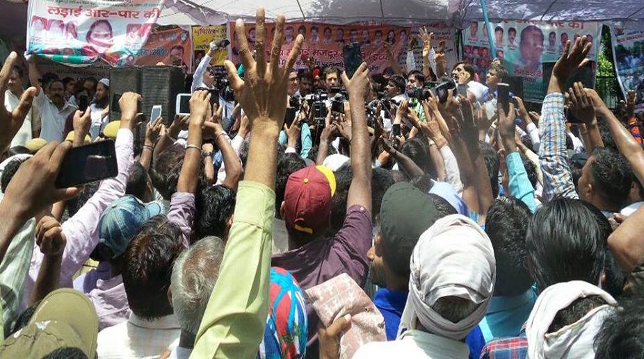 Municipal sanitation workers protest outside Kejriwal’s house
