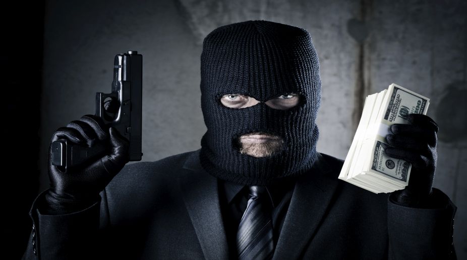 Constable prevents major bank robbery by taking on 12 robbers