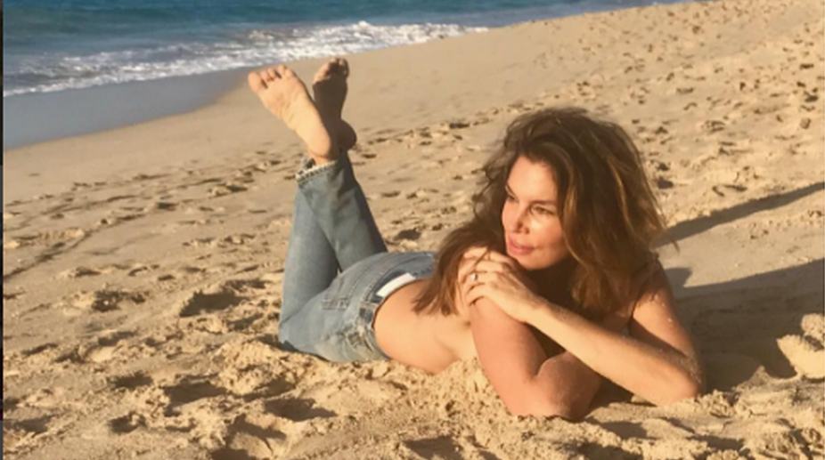 Cindy Crawford poses topless on beach