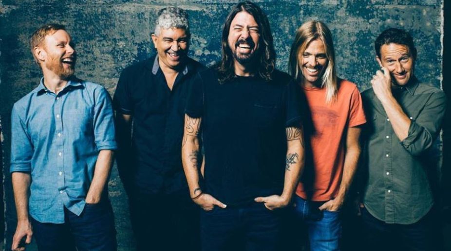 Foo Fighters delay album to prepare for Glastonbury