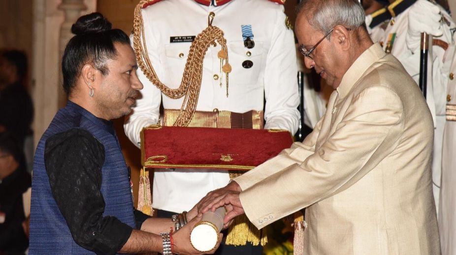President presents Padma Awards to Cho Ramaswamy, Kailash Kher