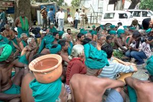 TN CM meets the protesting farmers at Jantar Mantar