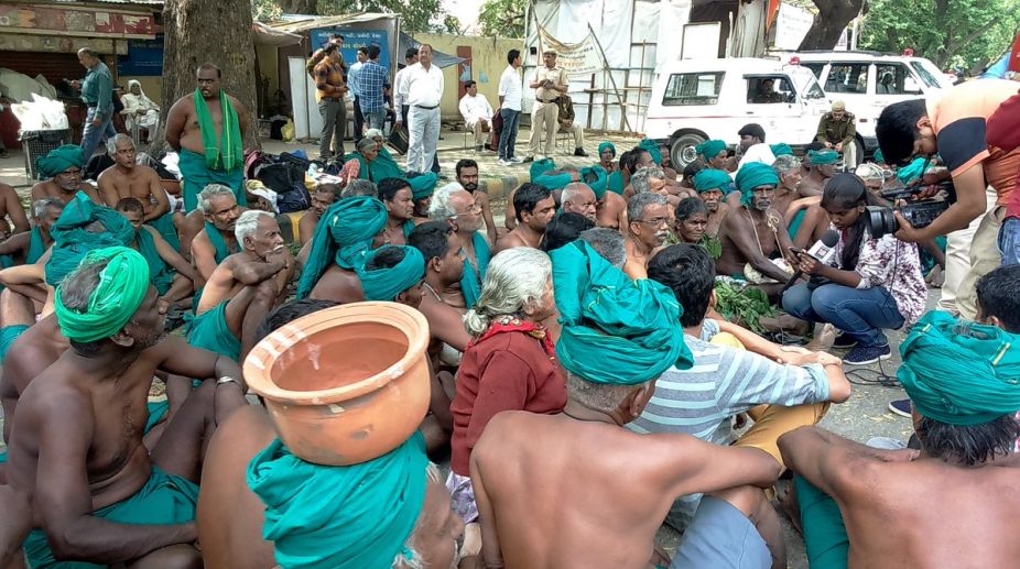 TN CM meets the protesting farmers at Jantar Mantar