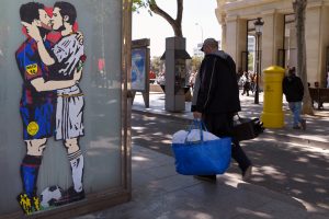 Lionel Messi, Cristiano Ronaldo kissing graffiti causes stir pre-Clasico