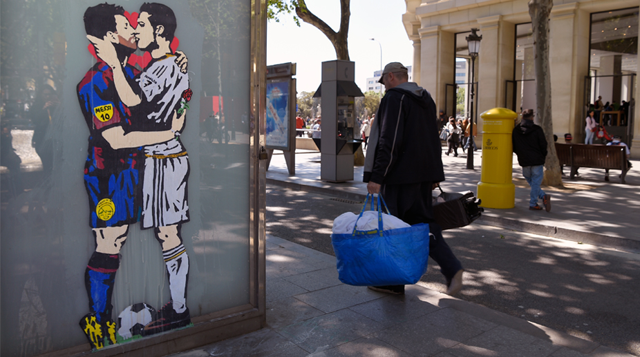 Lionel Messi, Cristiano Ronaldo kissing graffiti causes stir pre-Clasico