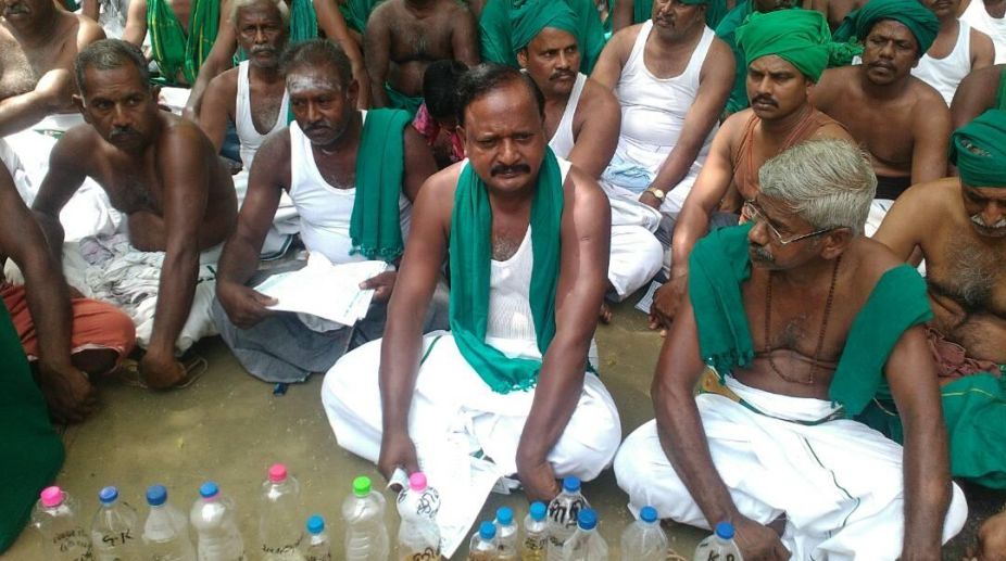 Tamil  Nadu CM meets protesting farmers at Jantar Mantar