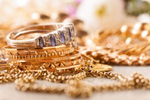 Maintain your cosmetic jewellery in easy steps