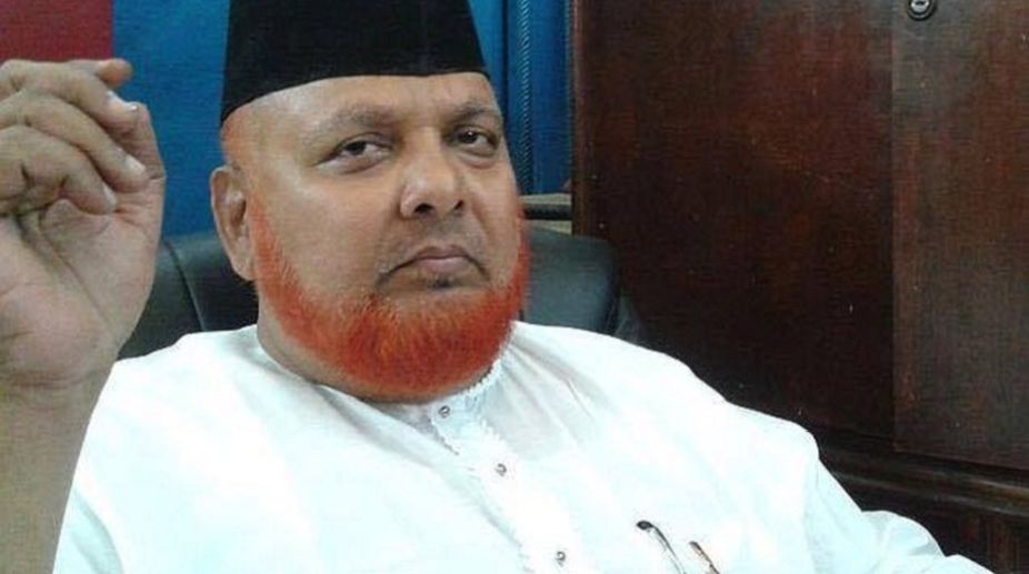 Shahi Imam Barkati relents, removes red beacon from car