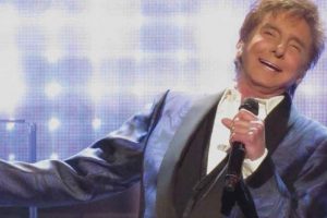 Barry Manilow postpones gigs after sprained vocal chords