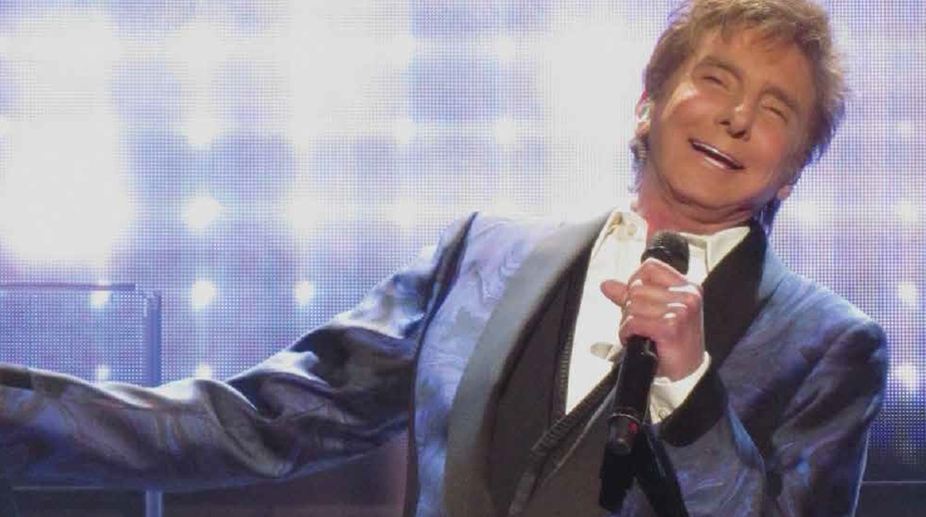 Barry Manilow postpones gigs after sprained vocal chords