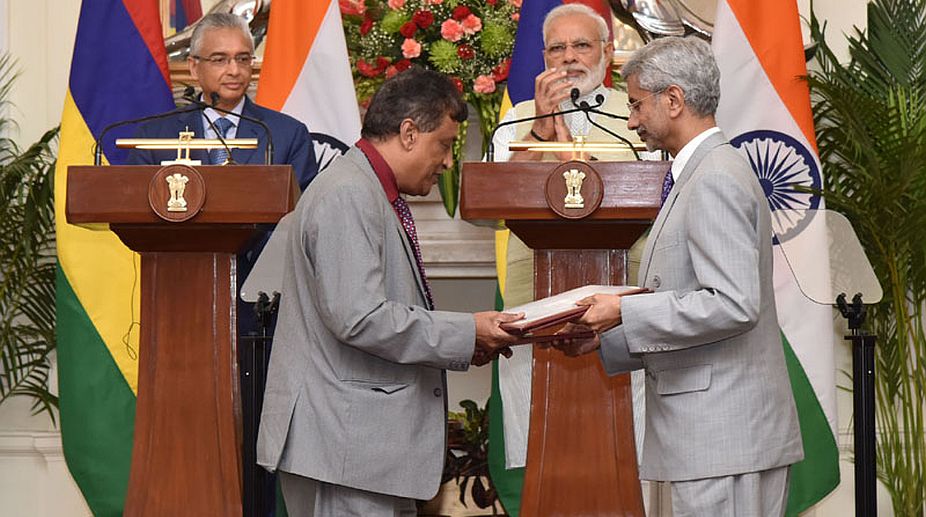 India extends $500 m LoC to Mauritius; maritime pact signed