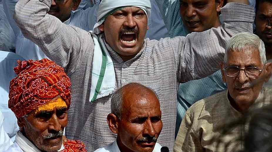 Thousands of farmers protest in Delhi demanding ‘freedom from debt’